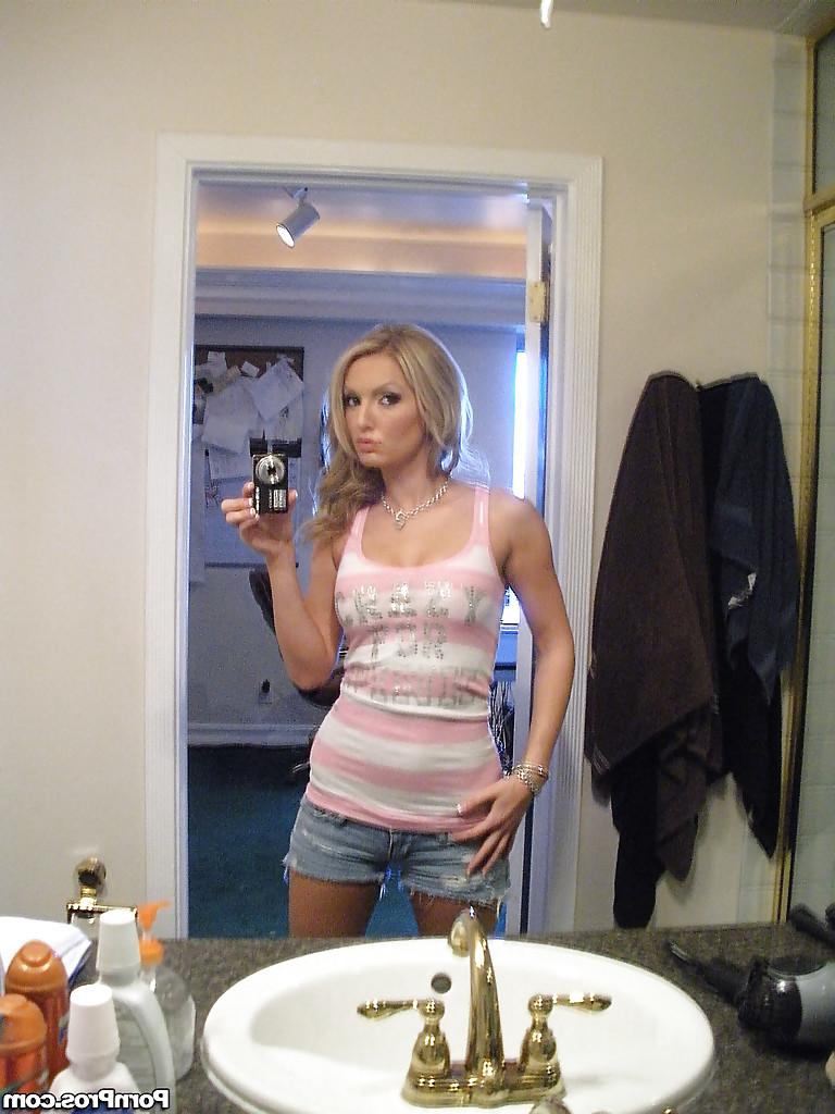16P A namorada loira Taylor Tilden tirando selfies nuas de sua bunda legal no espelho