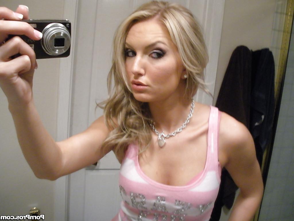 16P A namorada loira Taylor Tilden tirando selfies nuas de sua bunda legal no espelho