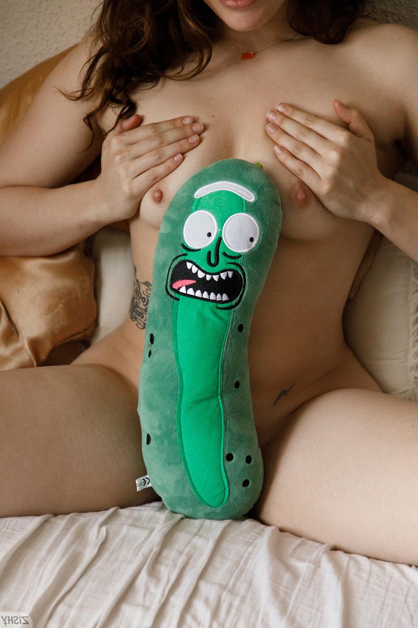 13P Sexy amador Chaney Gunn mostra seus peitos pequenos enquanto nua em sua cama
