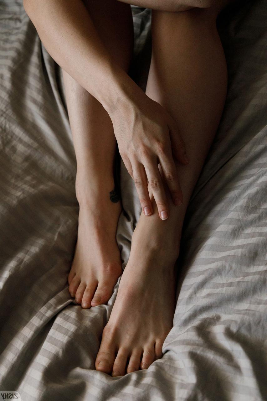 13P Sexy amador Chaney Gunn mostra seus peitos pequenos enquanto nua em sua cama