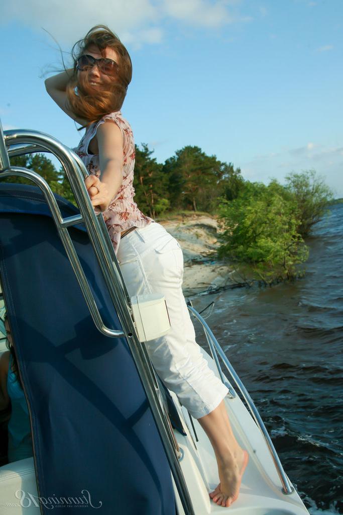 16P Galla F et Elizabeth Y, 18 ans, prennent un bain de soleil nues sur une plage.