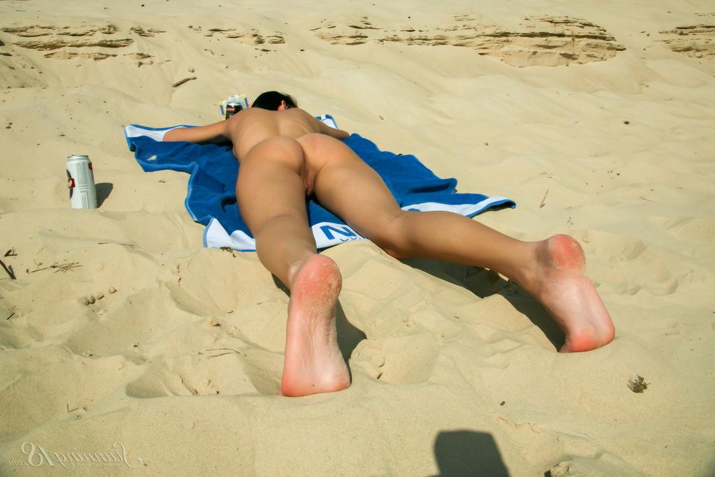 16P Galla F et Elizabeth Y, 18 ans, prennent un bain de soleil nues sur une plage.