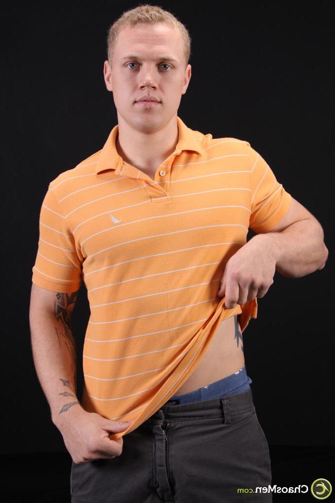 20P Olaf gay com tinta deixa cair a camisa e as calças e brinca com seu pau grande