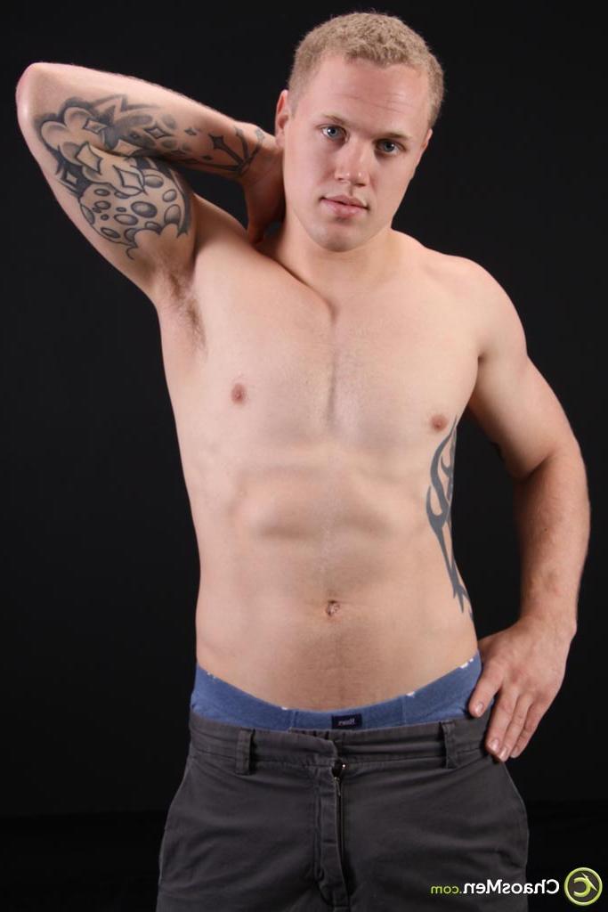 20P Olaf gay com tinta deixa cair a camisa e as calças e brinca com seu pau grande