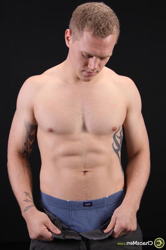 20P Olaf gay com tinta deixa cair a camisa e as calças e brinca com seu pau grande
