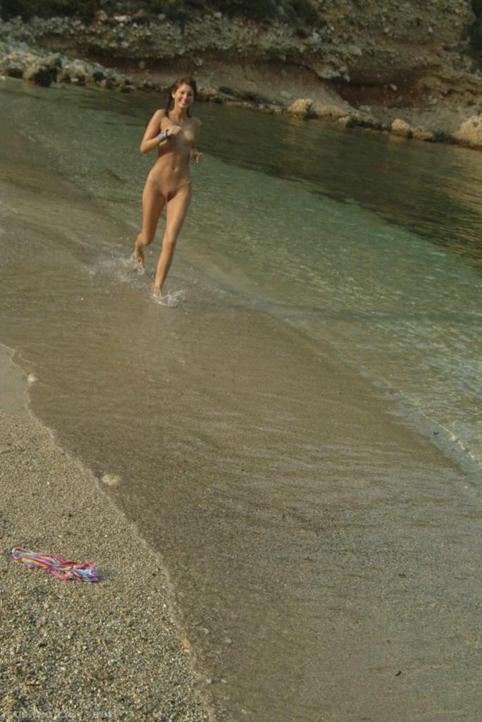 20P Das sexy ungarische Babe Adela T zieht sich am Strand aus und zeigt ihren großen Arsch und ihre Löcher