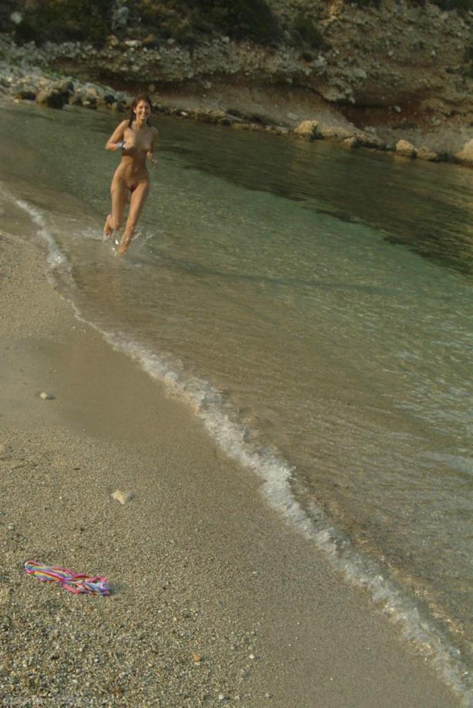 20P Das sexy ungarische Babe Adela T zieht sich am Strand aus und zeigt ihren großen Arsch und ihre Löcher