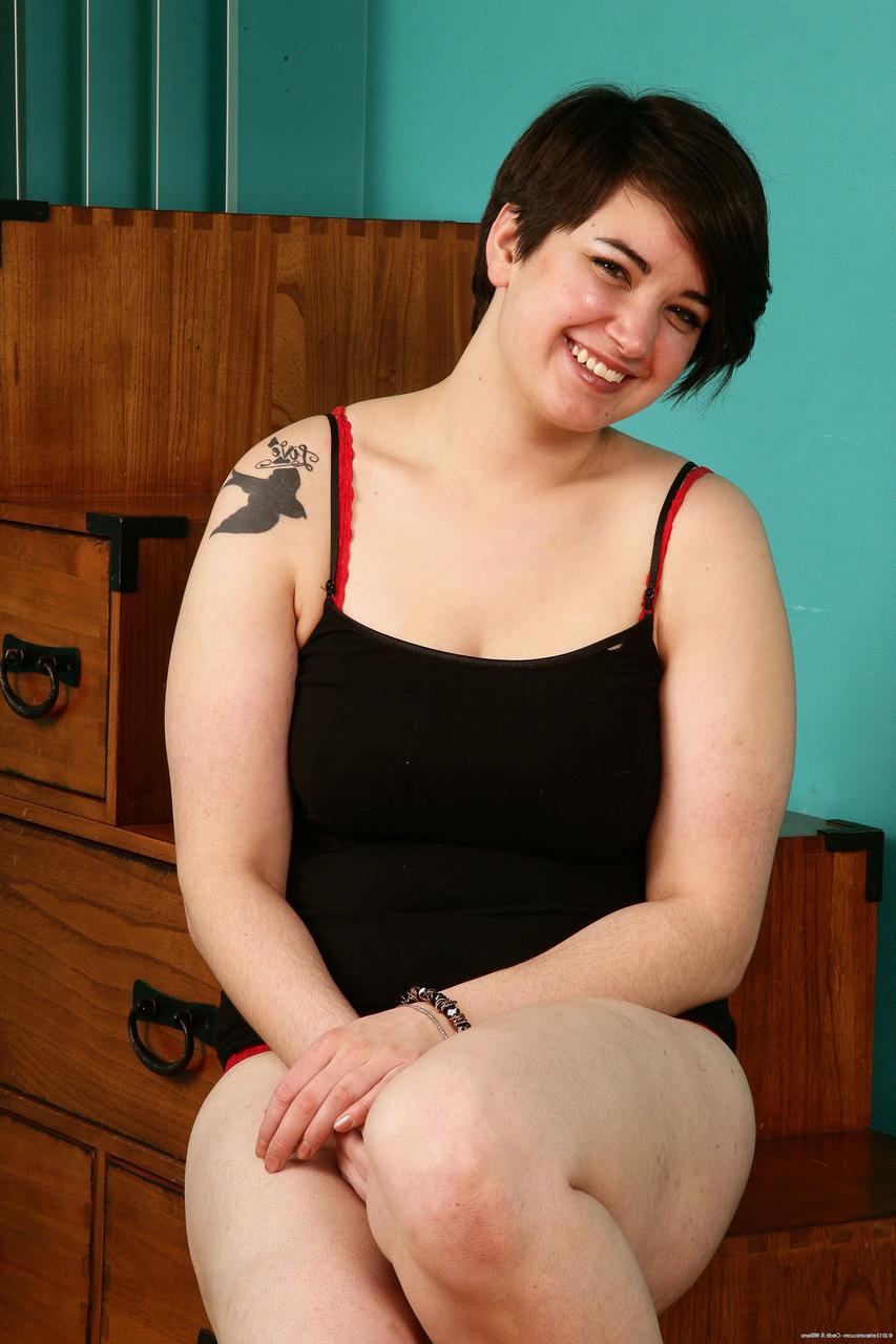 20P La potelée Ashley Brewington montre ses seins juteux et écarte sa chatte poilue.