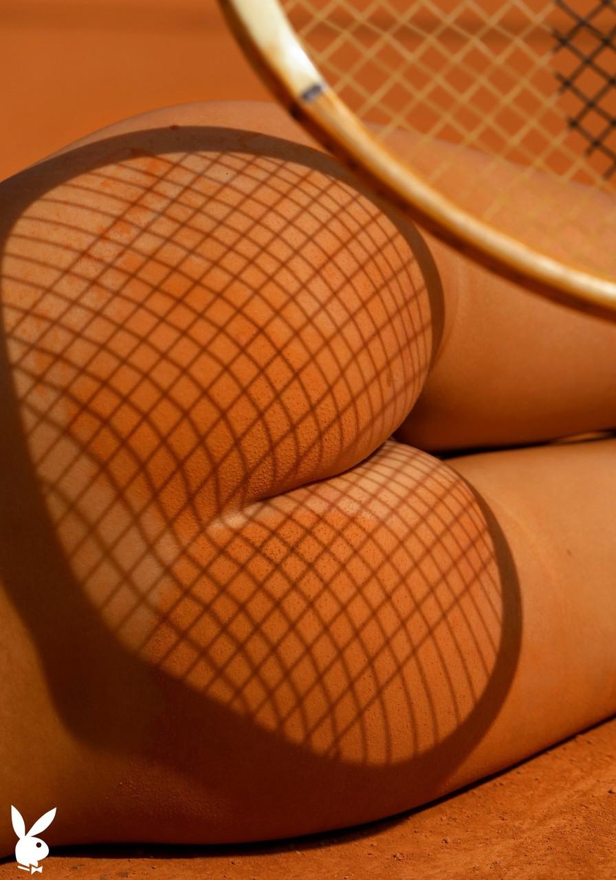 19P La pelirroja Svenja hace alarde de su esbelta figura y sus bonitas tetas en una cancha de tenis