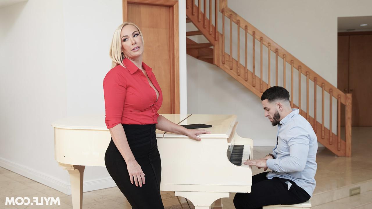 20P La professeure de piano Mellanie Monroe séduit un étudiant avec ses gros seins et le baise