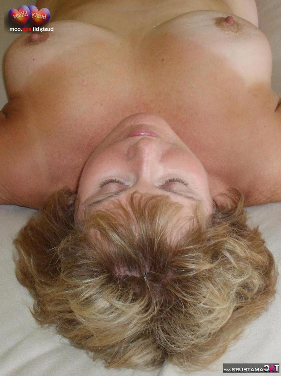 16P Die ältere Frau Busty Bliss zeigt ihre natürlichen Titten, während sie ihre nackte Muschi streichelt