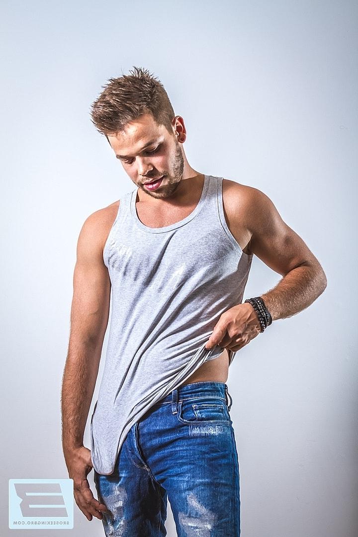 20P Homens gays musculosos fazem boquetes gostosos uns nos outros e fazem sexo anal hardcore