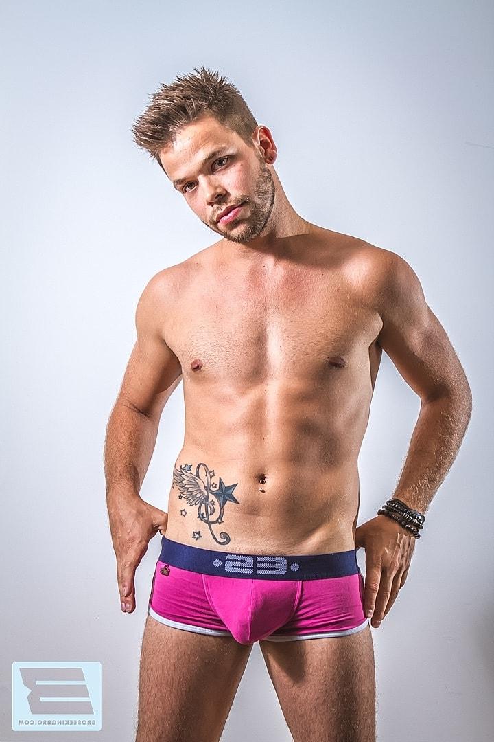 20P Homens gays musculosos fazem boquetes gostosos uns nos outros e fazem sexo anal hardcore