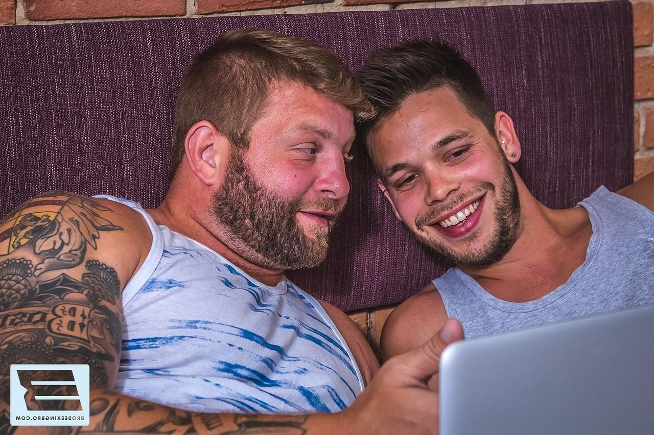 20P Homens gays musculosos fazem boquetes gostosos uns nos outros e fazem sexo anal hardcore