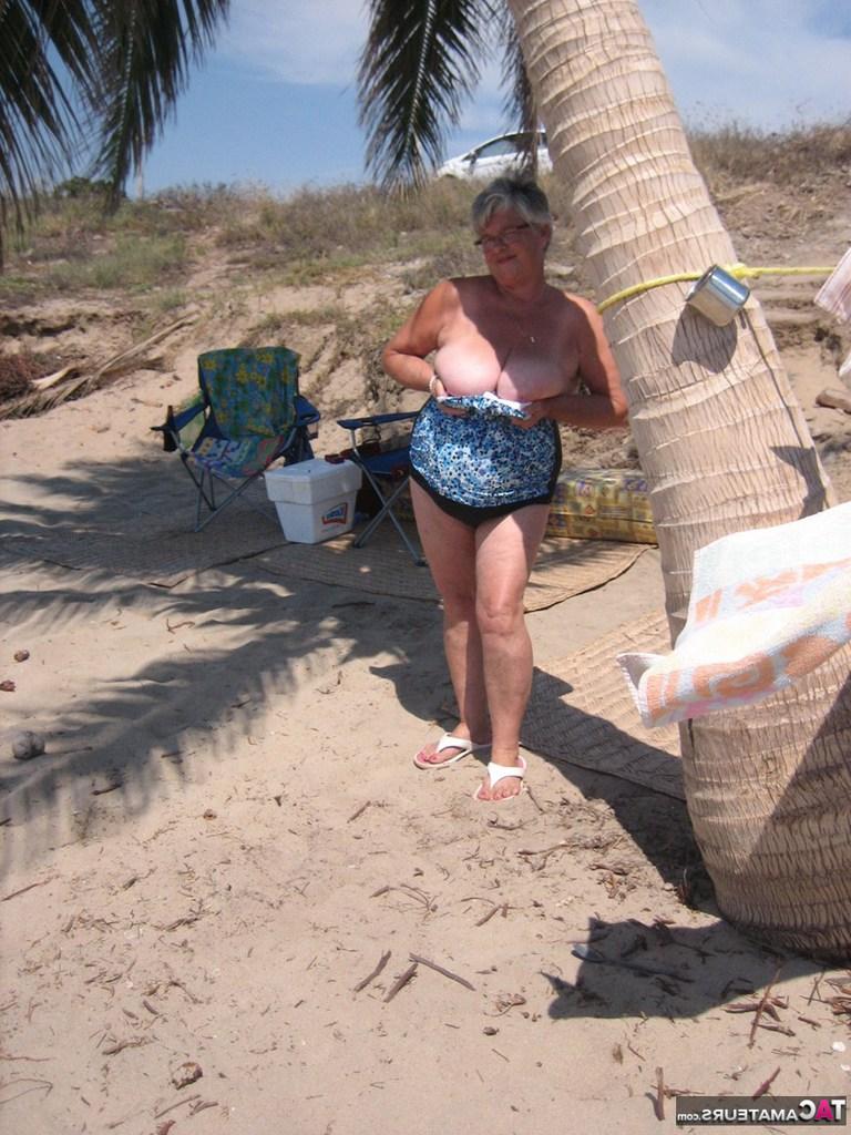 20P La grosse mamie Girdle Goddess enlève son maillot de bain pour poser nue à l'ebach.