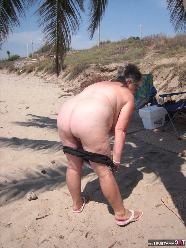 20P La grosse mamie Girdle Goddess enlève son maillot de bain pour poser nue à l'ebach.