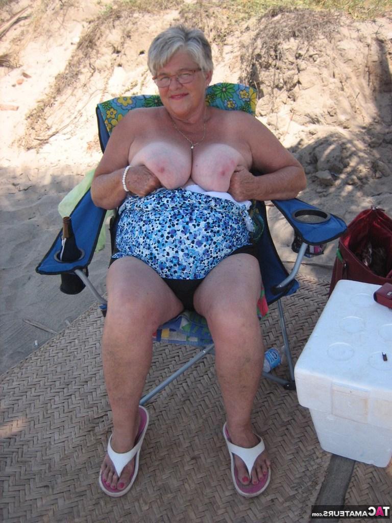 20P La grosse mamie Girdle Goddess enlève son maillot de bain pour poser nue à l'ebach.