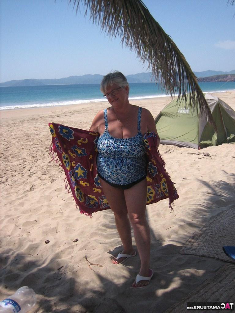 20P La grosse mamie Girdle Goddess enlève son maillot de bain pour poser nue à l'ebach.