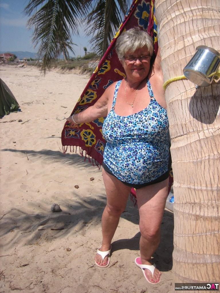 20P La grosse mamie Girdle Goddess enlève son maillot de bain pour poser nue à l'ebach.