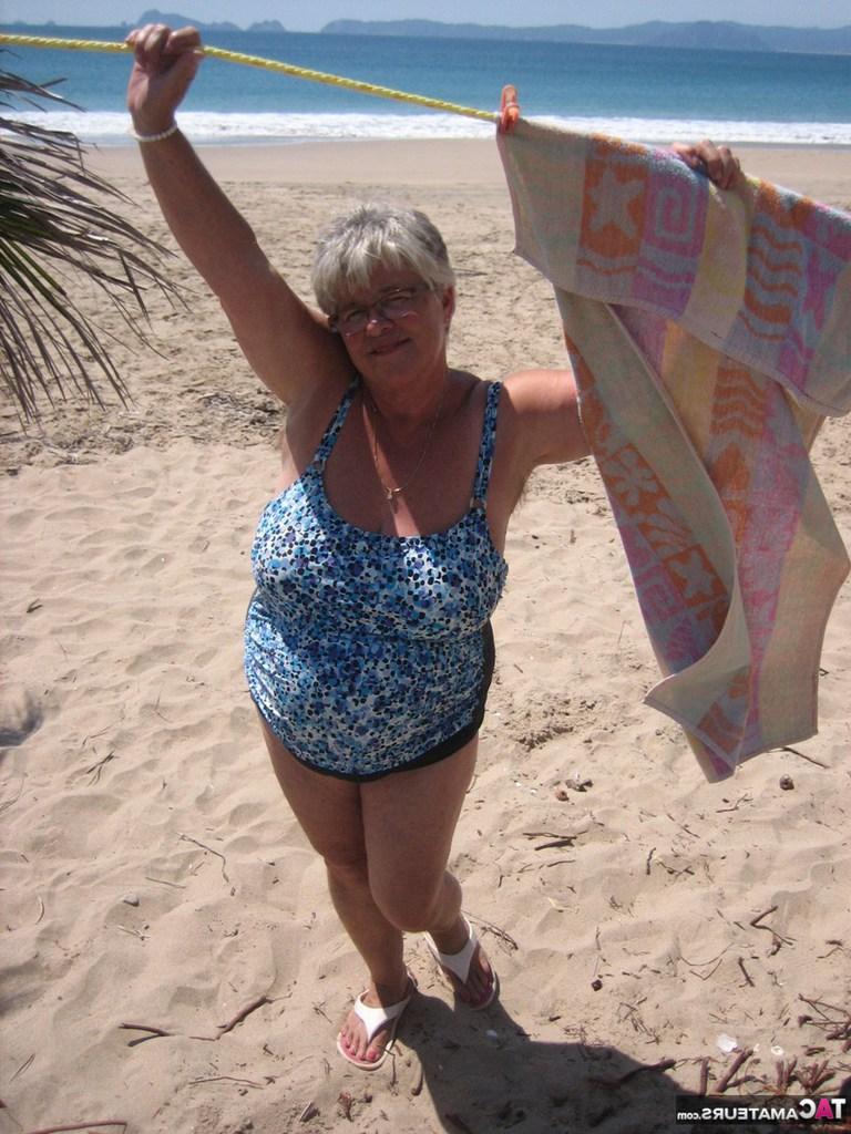 20P La grosse mamie Girdle Goddess enlève son maillot de bain pour poser nue à l'ebach.