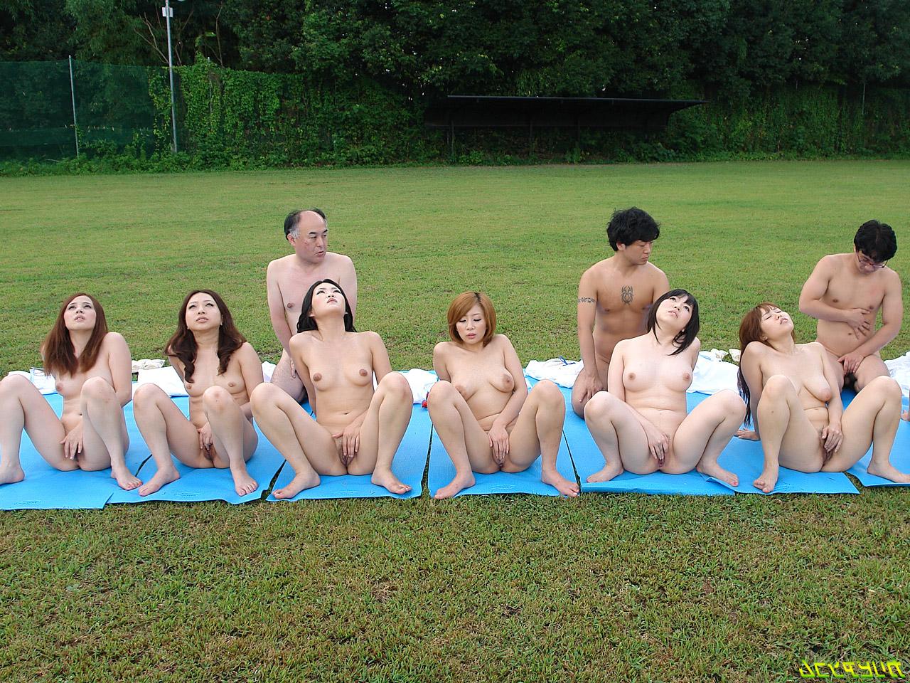 9P Garotas asiáticas excêntricas provocam suas bundas e são abalroadas em uma sessão ao ar livre