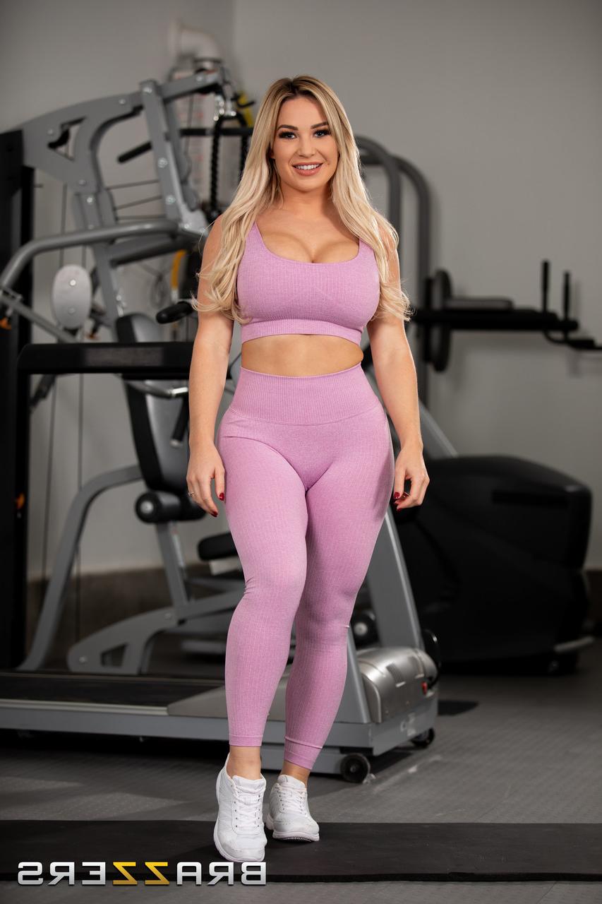 20P A esposa loira Amber Jade mostra seus peitos grandes e bunda enorme na academia