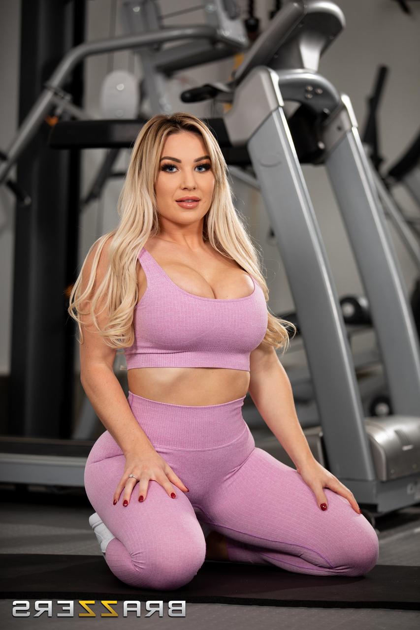 20P A esposa loira Amber Jade mostra seus peitos grandes e bunda enorme na academia