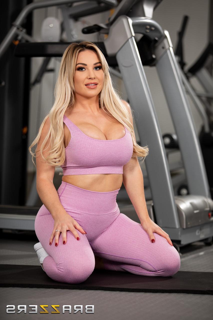 20P A esposa loira Amber Jade mostra seus peitos grandes e bunda enorme na academia