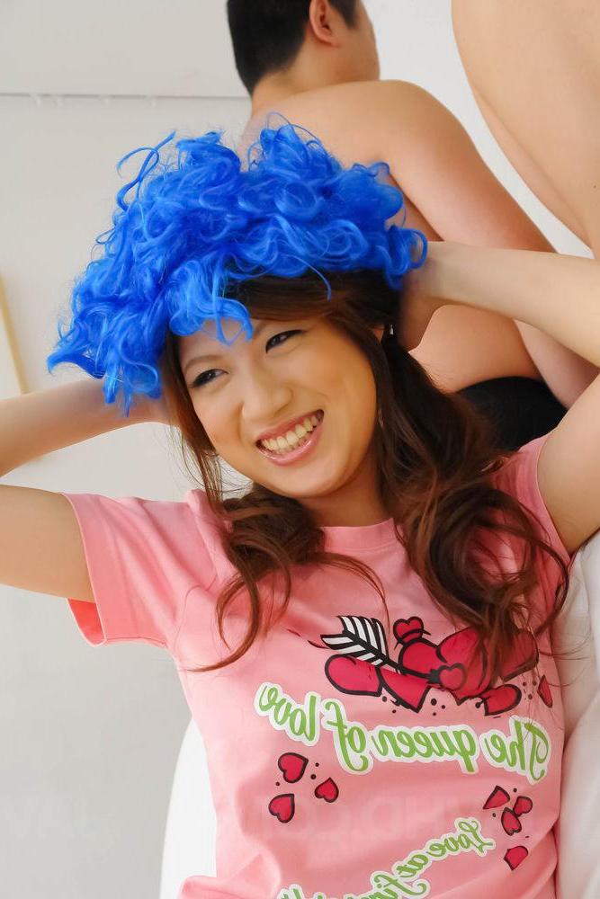 16P A japonesa Shirosaki Karin usa várias coberturas para a cabeça enquanto faz sexo