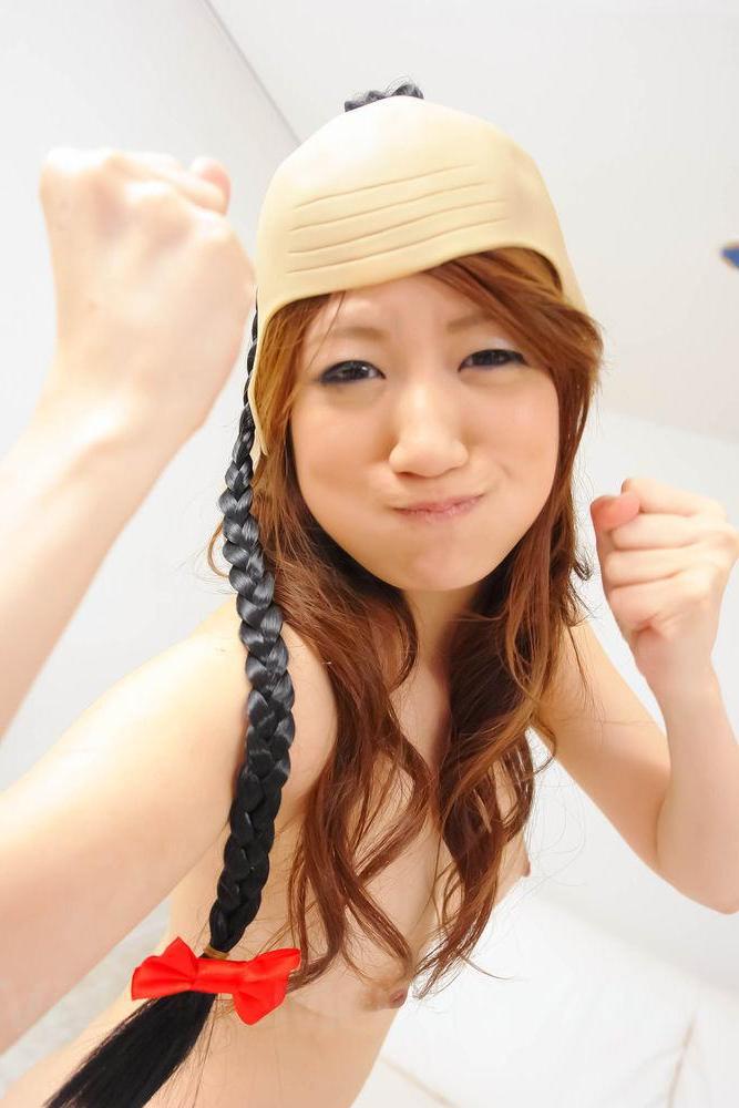 16P A japonesa Shirosaki Karin usa várias coberturas para a cabeça enquanto faz sexo