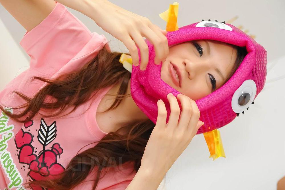 16P A japonesa Shirosaki Karin usa várias coberturas para a cabeça enquanto faz sexo