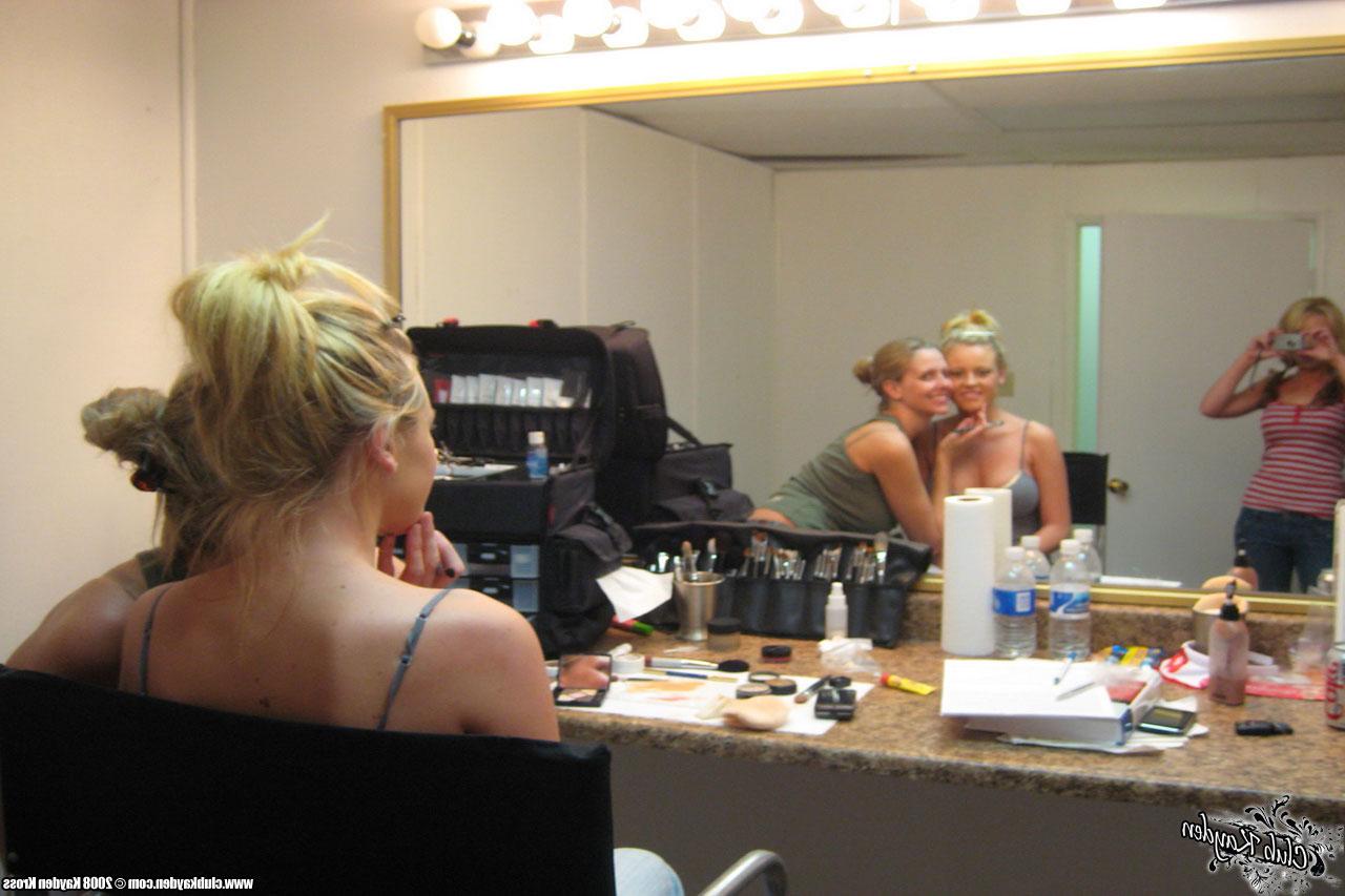 20P Der amerikanische Pornostar Kayden Kross neckt hinter den Kulissen mit ihrem sexy Dekolleté