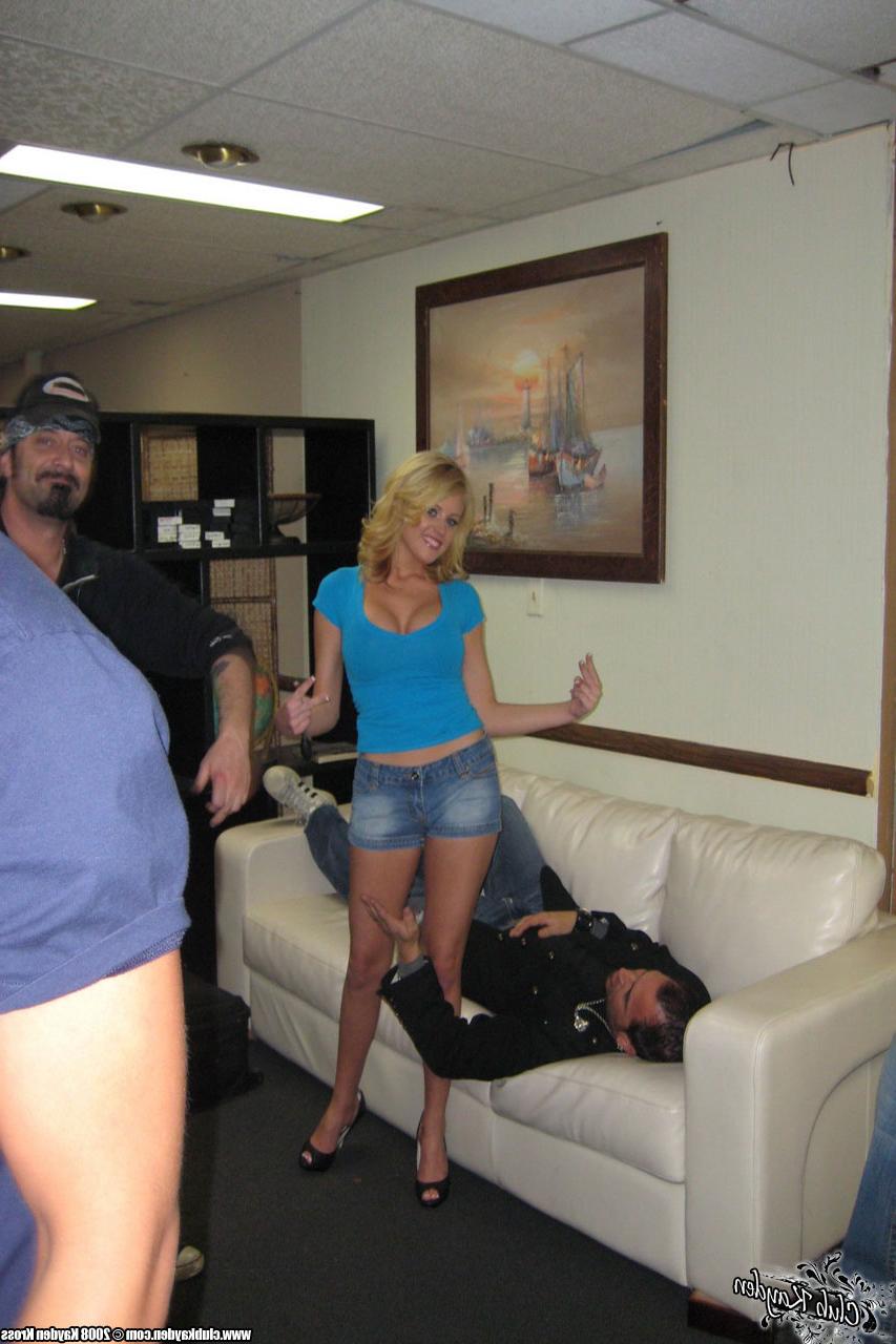 20P Der amerikanische Pornostar Kayden Kross neckt hinter den Kulissen mit ihrem sexy Dekolleté