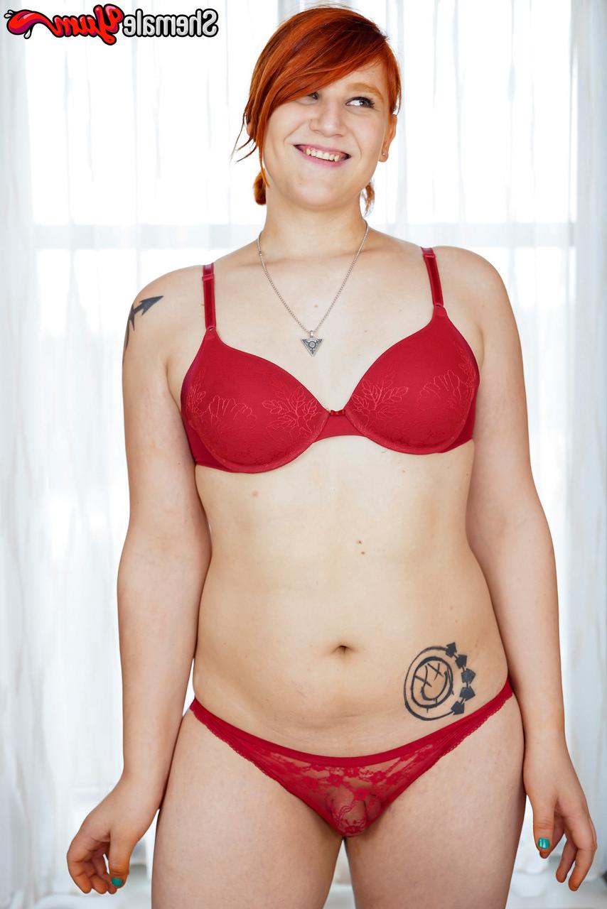16P La gorda transexual pelirroja Ashlee Alespia se desnuda y muestra su gran culo y su pequeña polla