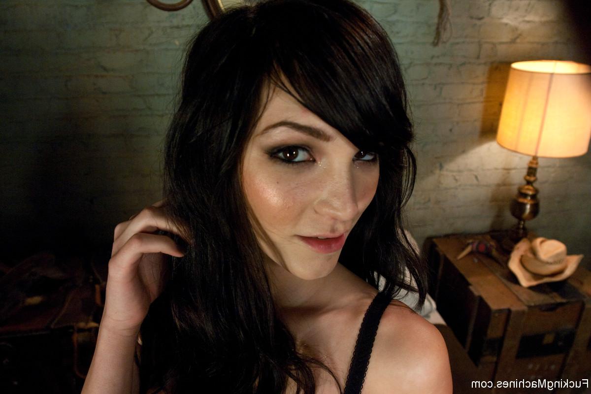 17P La flaca Holly Michaels hace penetraciones anales y vaginales con una máquina sexual