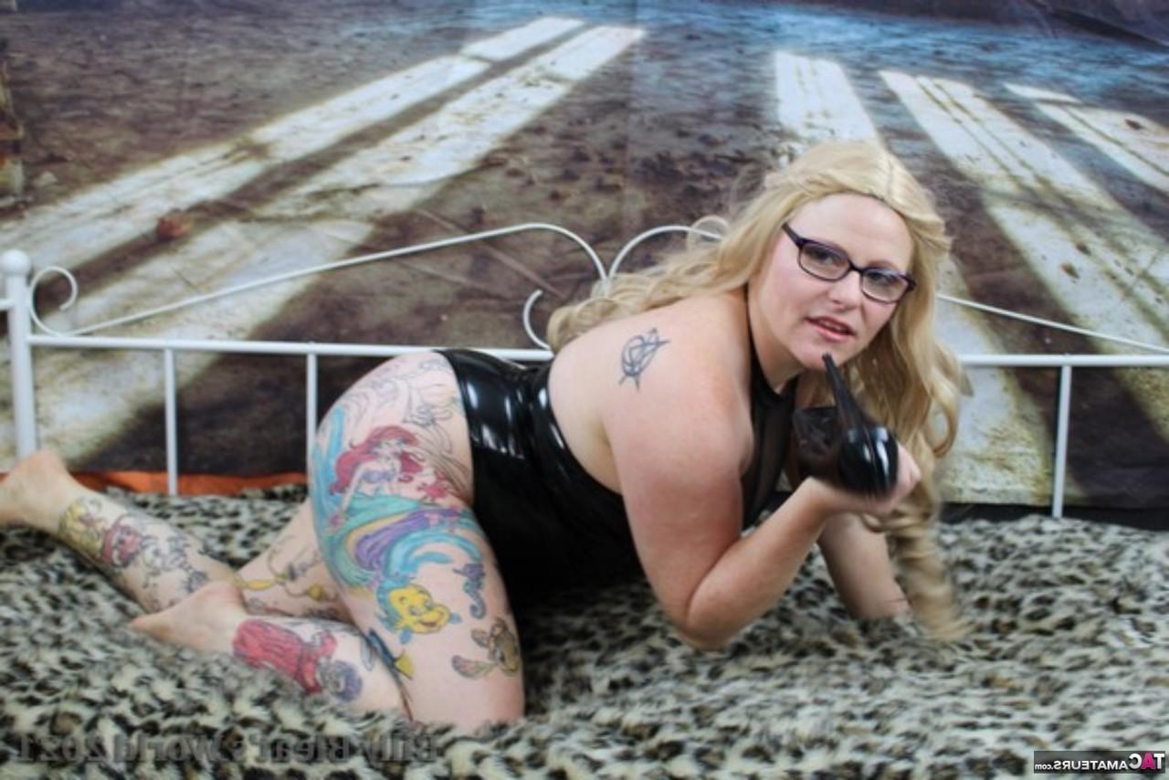 15P La pompeuse britannique tatouée Mollie Foxxx montre ses seins naturels sur un lit de repos.