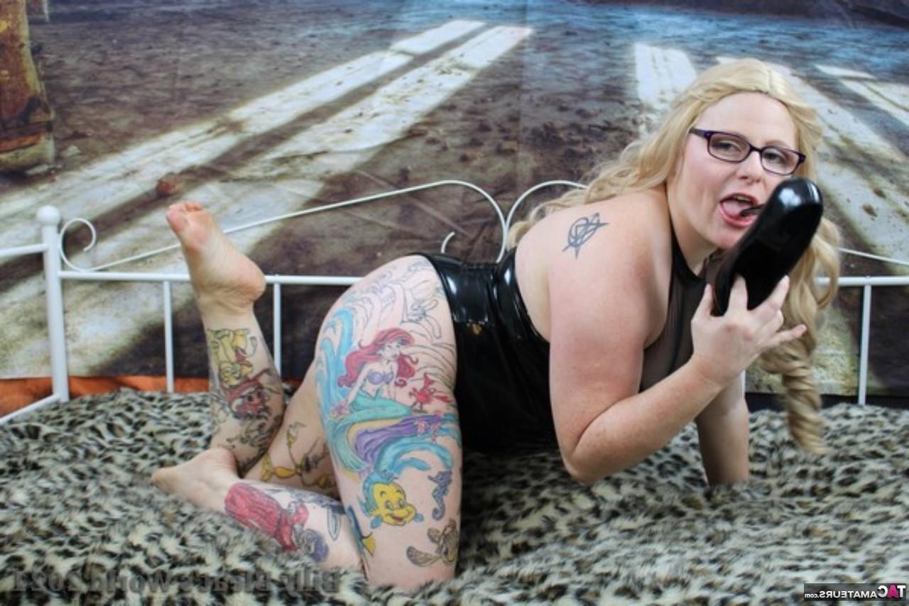 15P La pompeuse britannique tatouée Mollie Foxxx montre ses seins naturels sur un lit de repos.