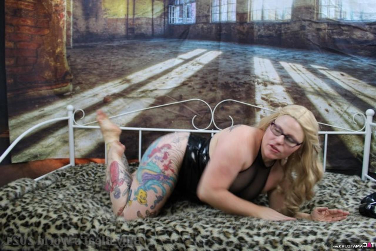 15P La pompeuse britannique tatouée Mollie Foxxx montre ses seins naturels sur un lit de repos.