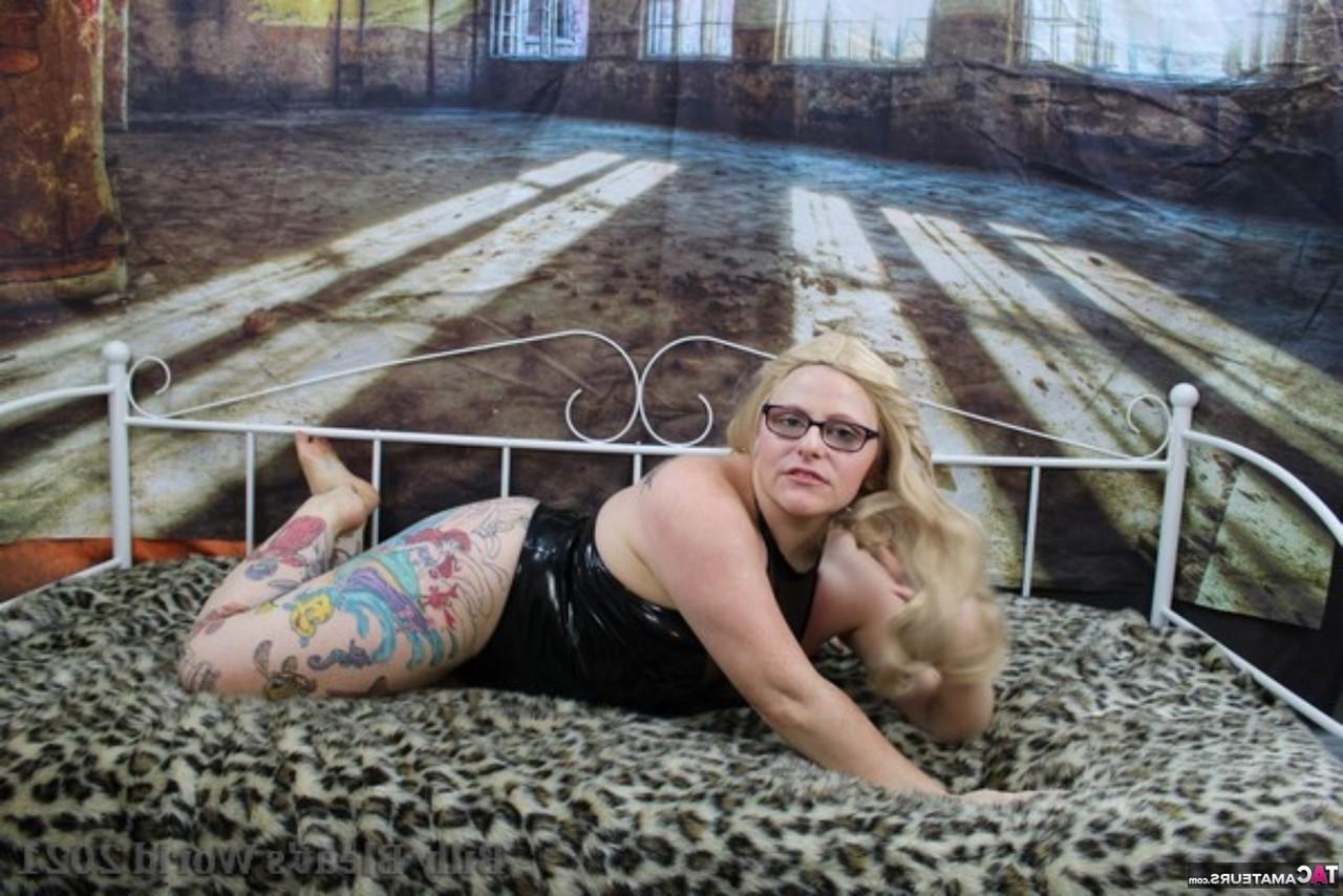 15P La pompeuse britannique tatouée Mollie Foxxx montre ses seins naturels sur un lit de repos.
