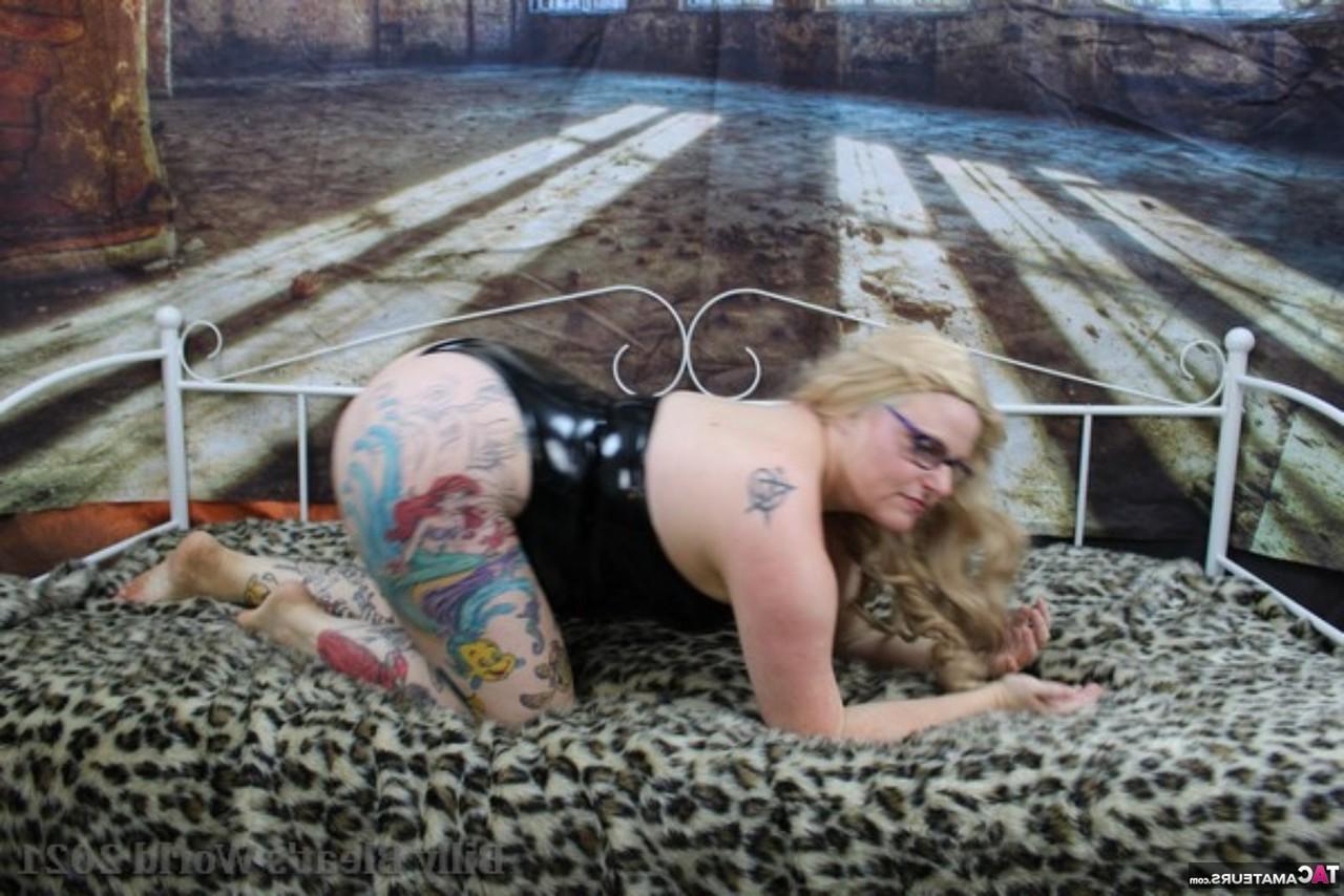 15P La pompeuse britannique tatouée Mollie Foxxx montre ses seins naturels sur un lit de repos.