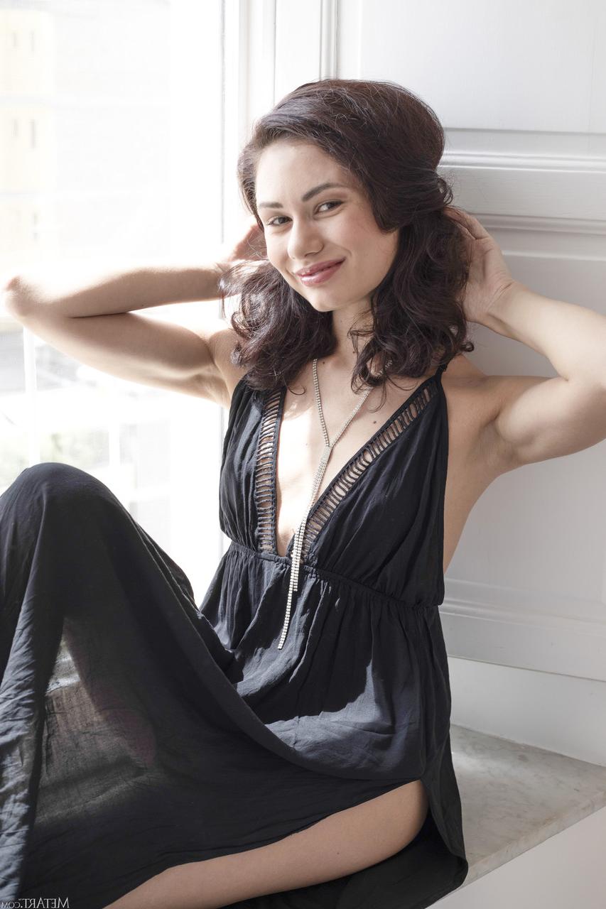20P A pequena beleza ucraniana Layla Balan tira seu vestido longo e posa nua