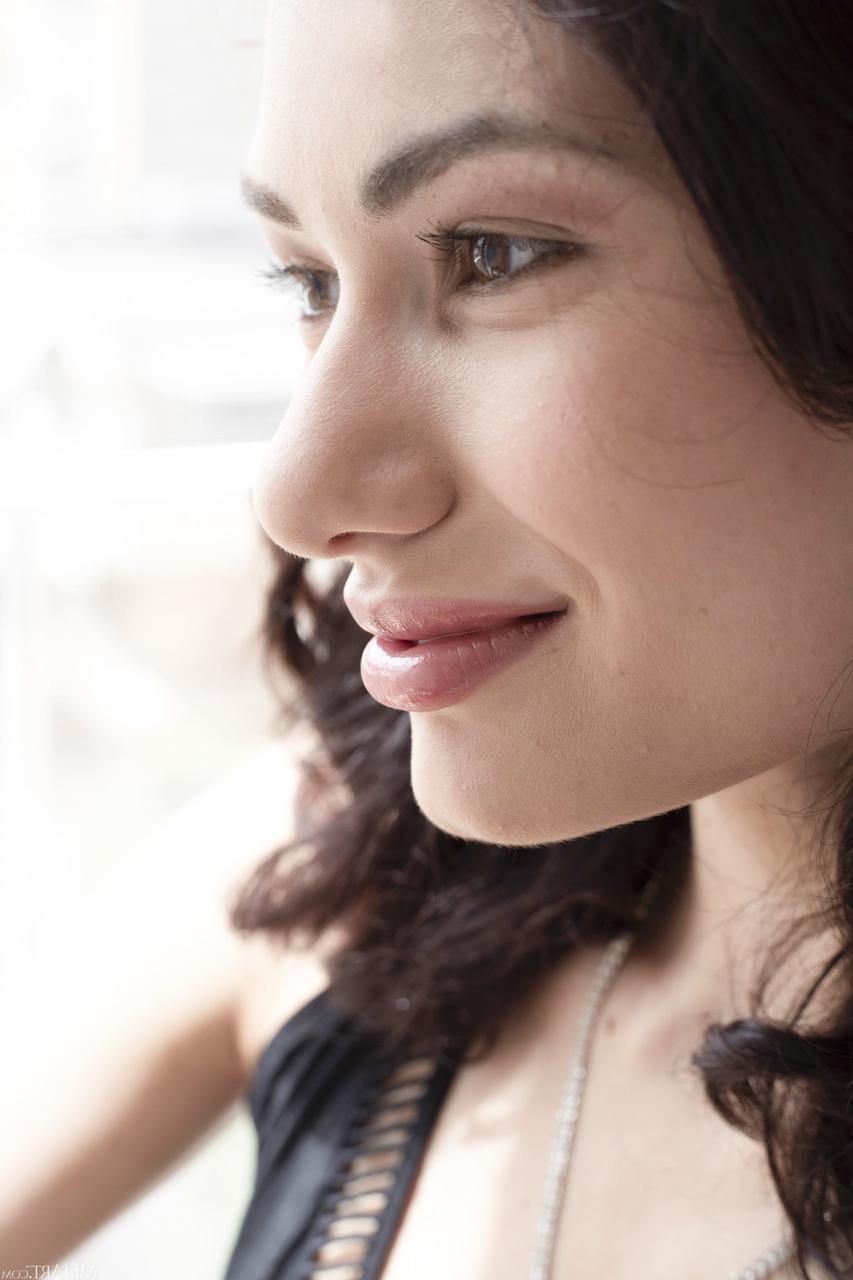 20P A pequena beleza ucraniana Layla Balan tira seu vestido longo e posa nua
