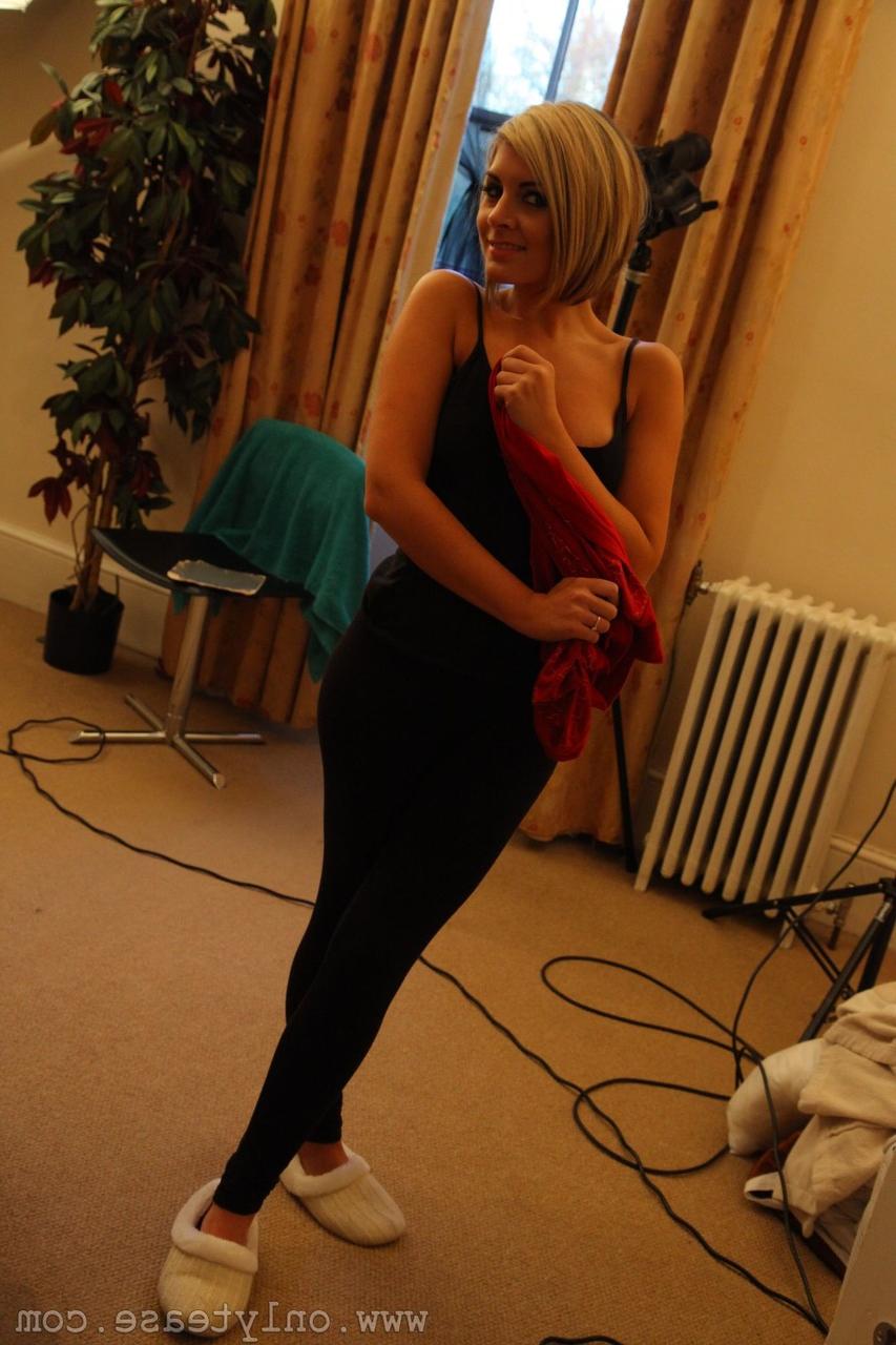 20P Adorable amateur babes pose in hot lingerie and show off their great bodies