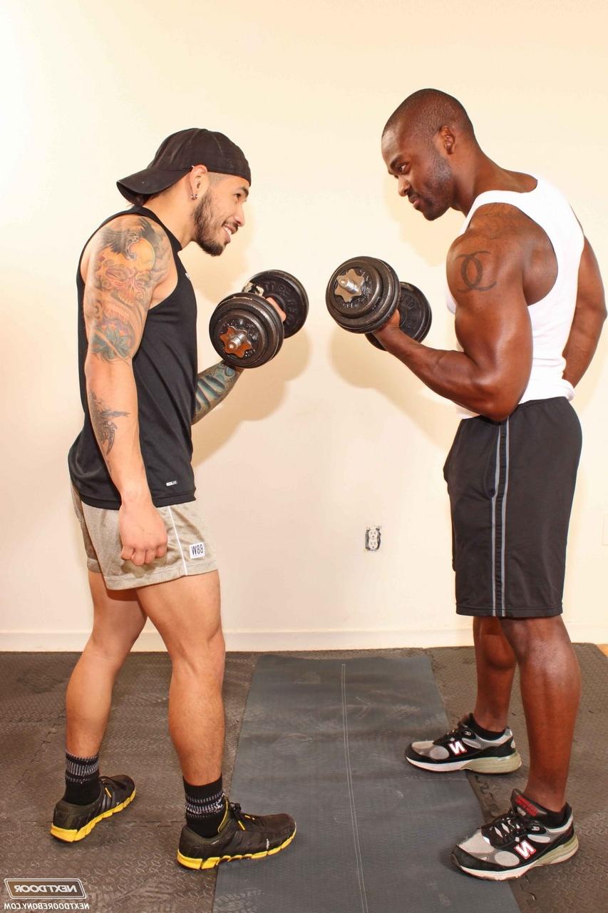 20P Los gays pervertidos Derek Reynolds y Draven Torres se follan entre ellos en un gimnasio con infrarrojos