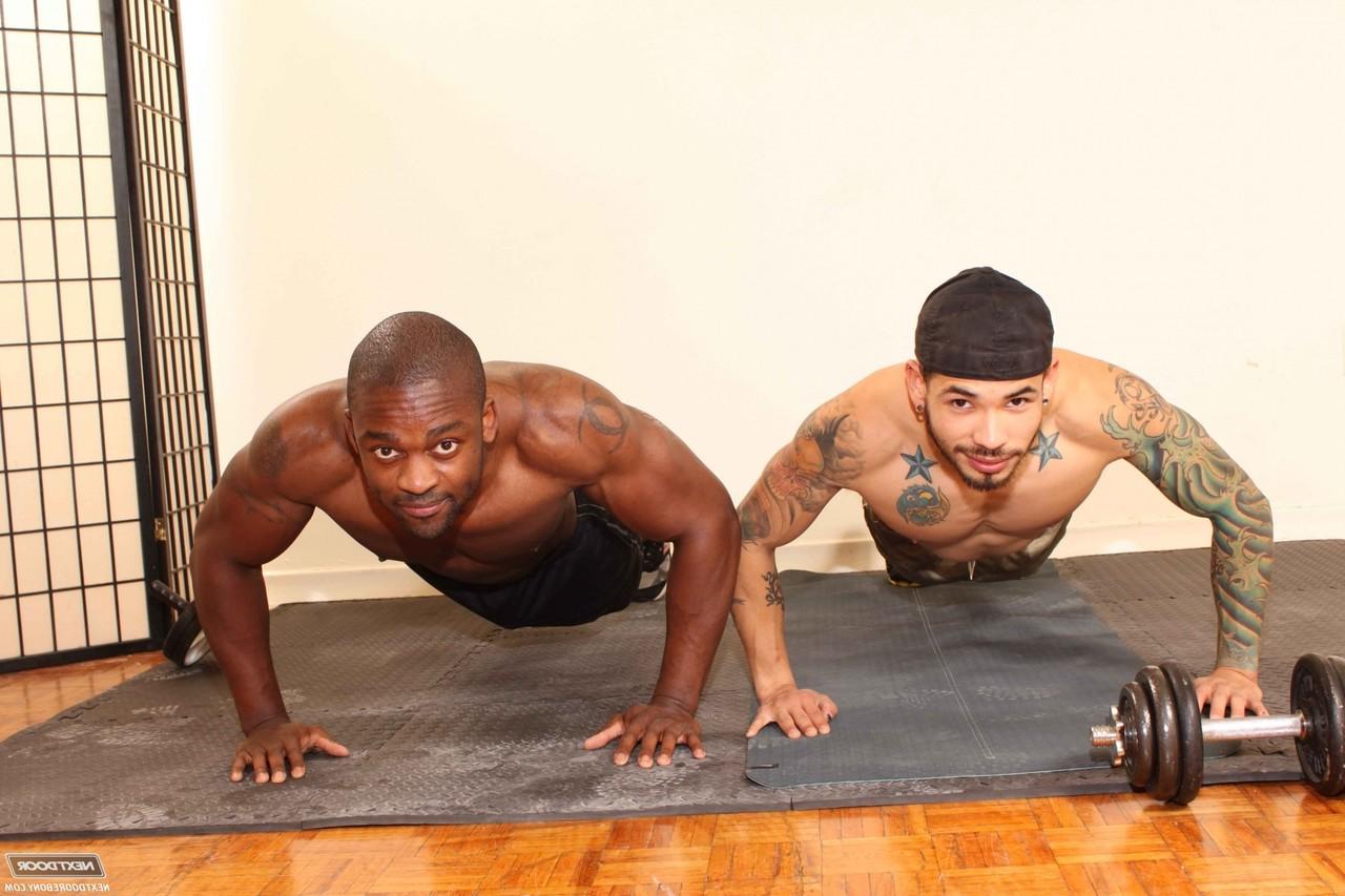 20P Los gays pervertidos Derek Reynolds y Draven Torres se follan entre ellos en un gimnasio con infrarrojos