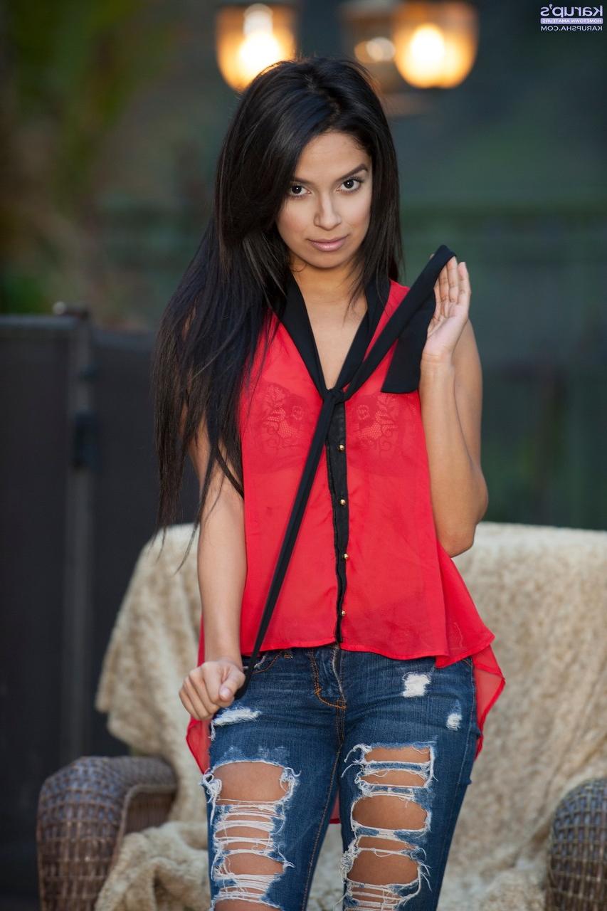 20P La morena amateur Jasmine Rain expone su fantástico cuerpo en una silla al aire libre