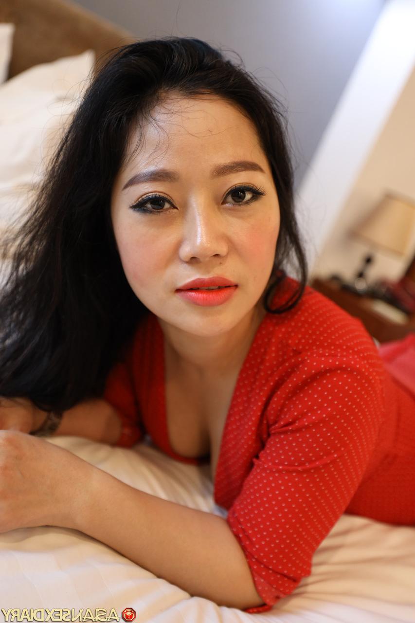 20P ホットなアジア人熟女パット D が完璧なおっぱいを見せ、ハメ撮りセックス後に顔射