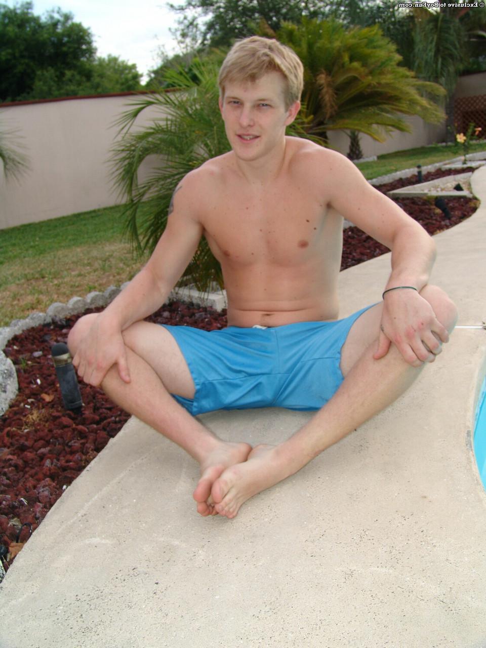 20P Le vilain garçon Mikey enlève son maillot de bain et montre son gros cul et sa bite poilue.