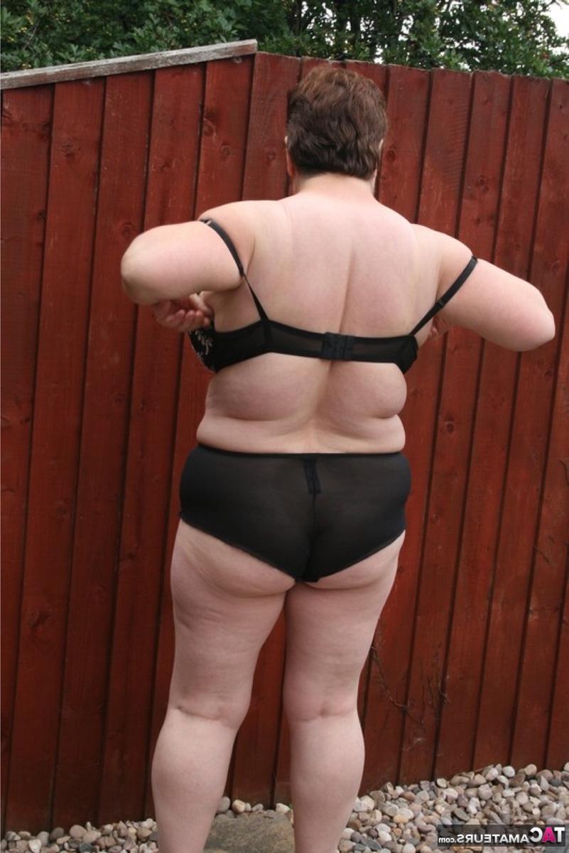 16P A britânica com excesso de peso Kinky Carol fica nua de salto alto em um quintal