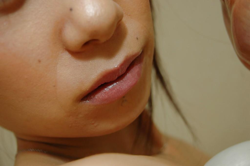 16P La joven asiática Ayane Fukumori expone sus pequeñas curvas mientras se ducha